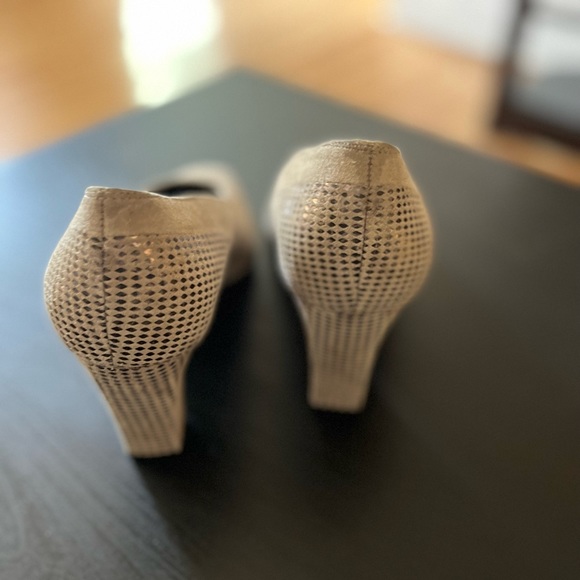 Women’s Heels - Picture 3 of 4